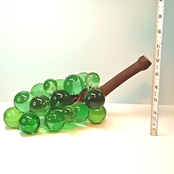 ☀️ Vintage large Mid-Century Modern green lucite grapes. - Picture 7 of 7